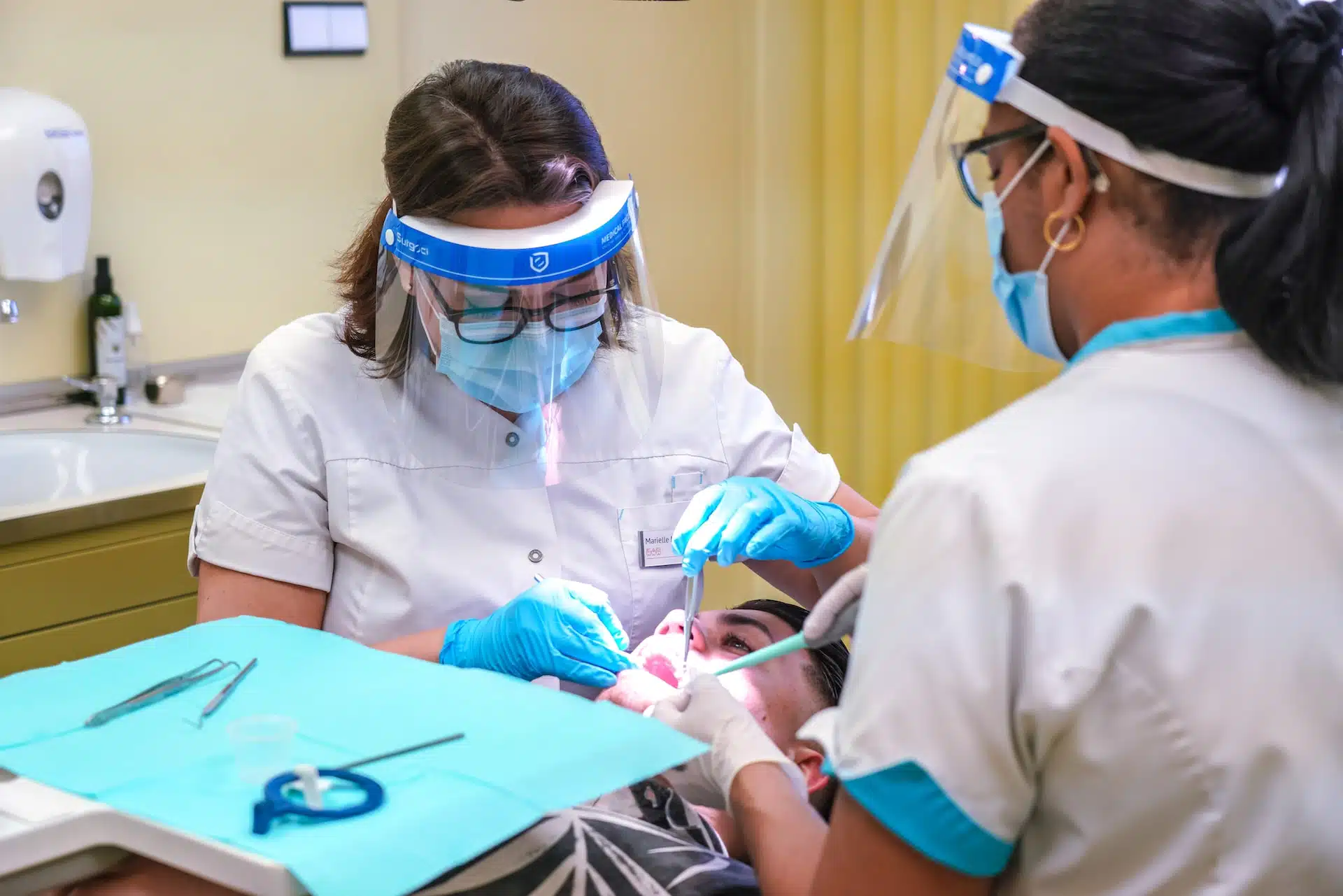 what is considered a dental emergency? thumbnail