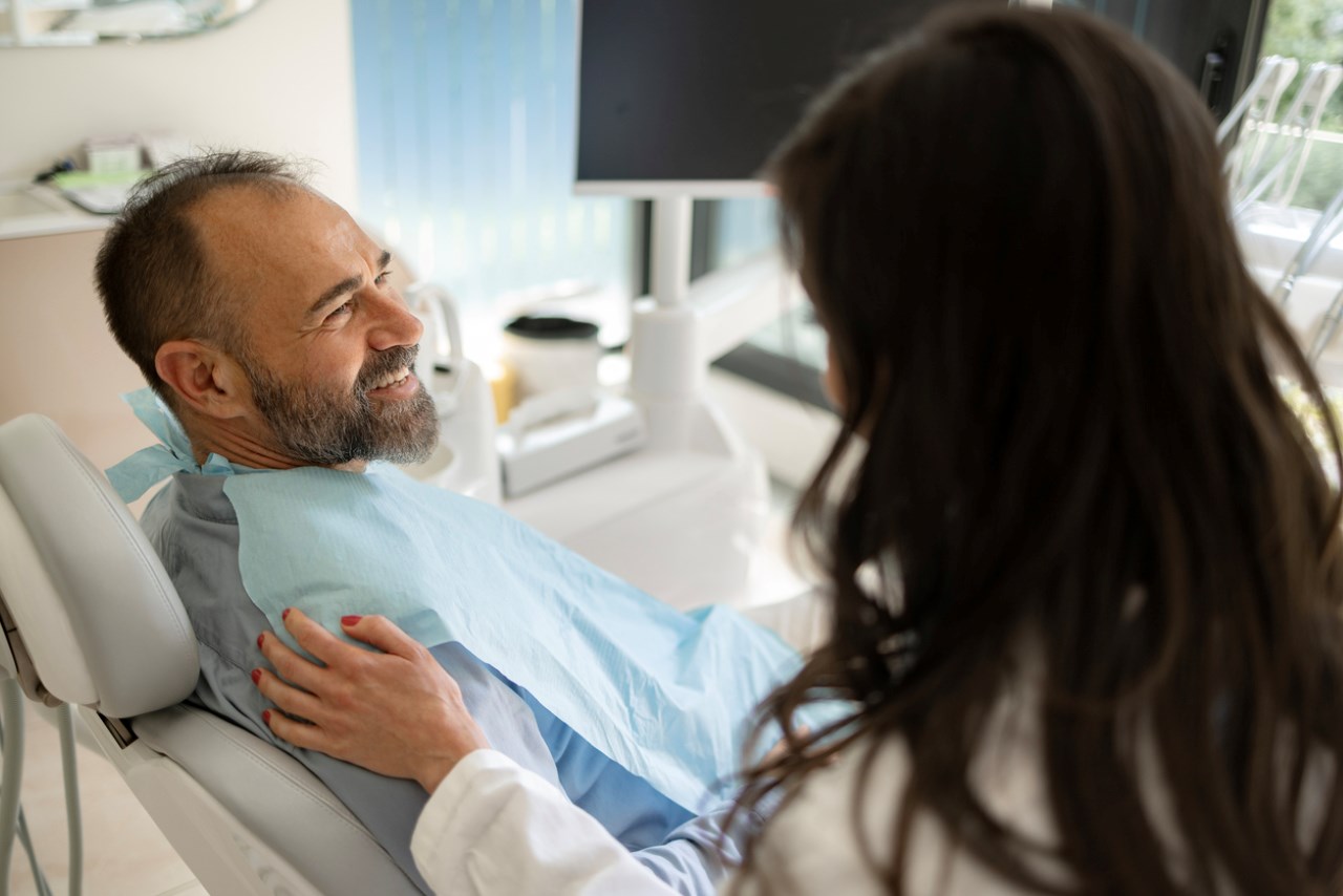 male patient communicating with his female dentist