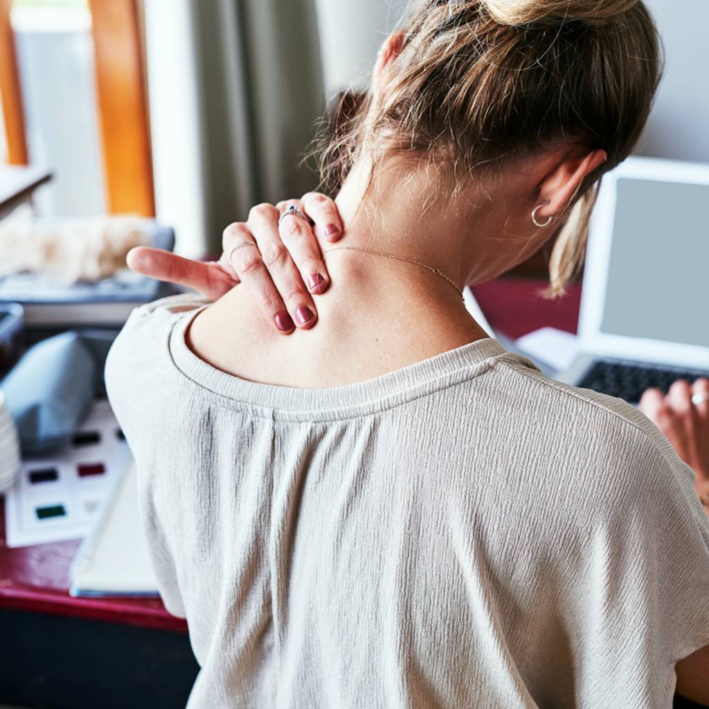 woman experiencing neck pain