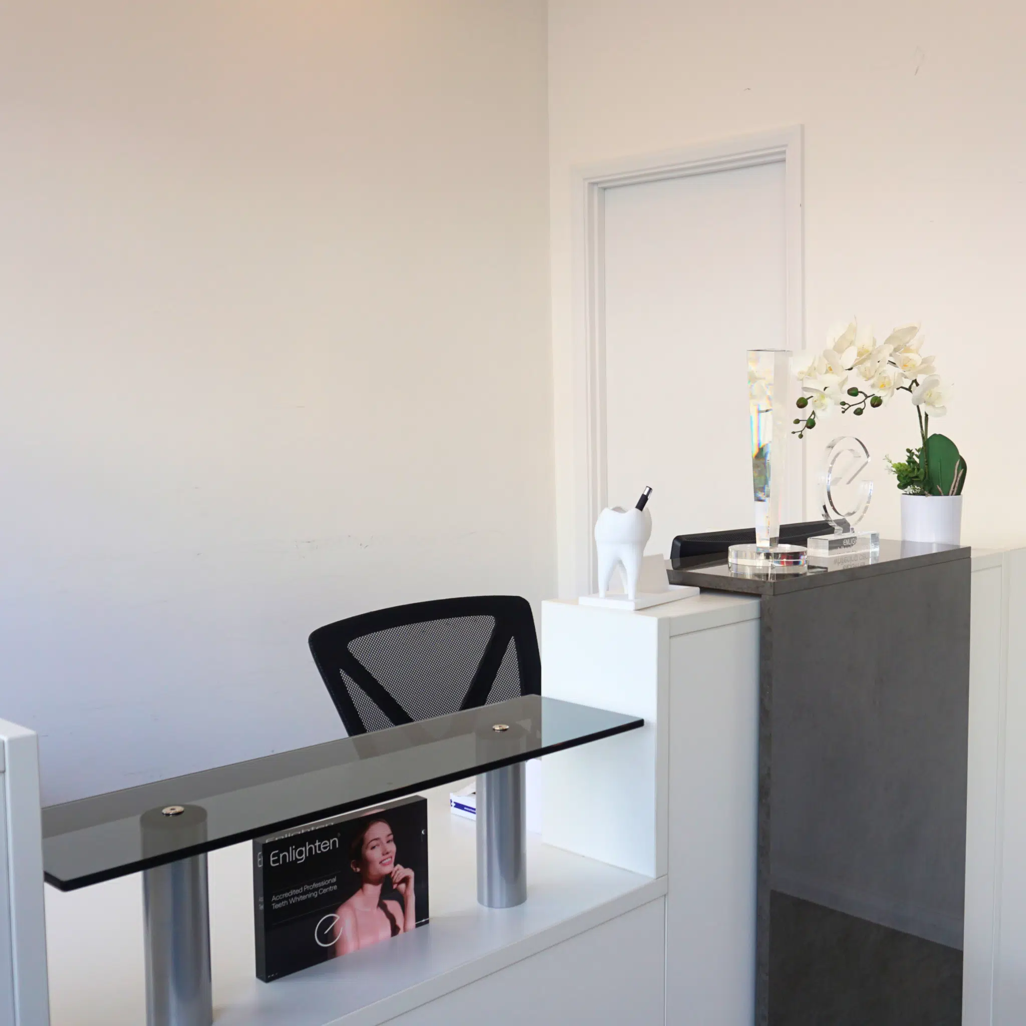 smile cliniq finchley reception desk 1 scaled
